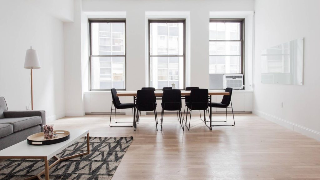 Intérieur d'appartement après travaux de peinture