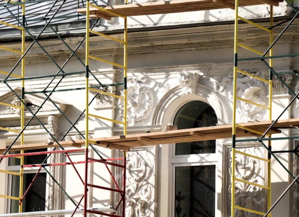 Façade ornée en cours de ravalement, sous échafaudage